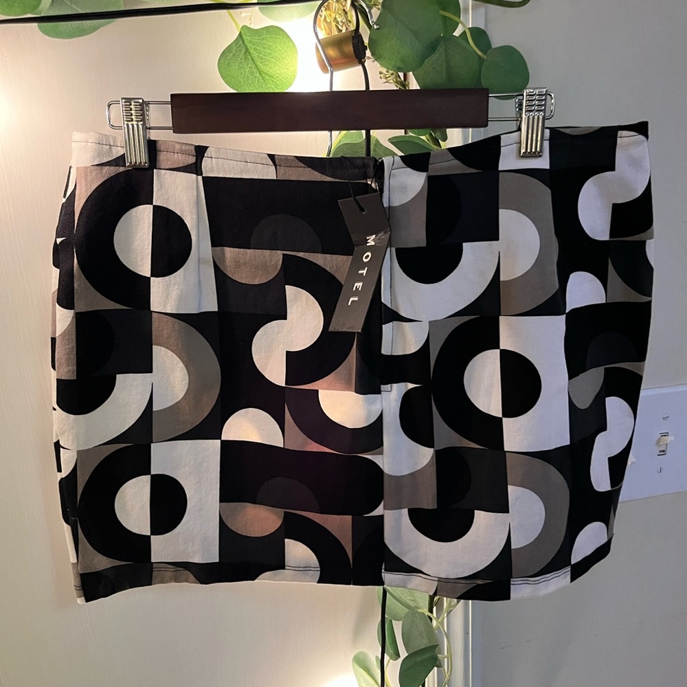Motel mini skirt size large